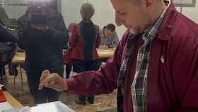 Nael Blanco ejerce su derecho a voto en León