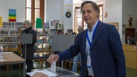 El candidato del PP a la Alcaldía de Salamanca, Carlos García Carbayo, vota en la Biblioteca Pública Gabriel y Galán