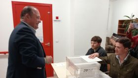 Ignacio Rivas, candidato de Vox a la Alcaldía de Salamanca, deposita su voto en la urna
