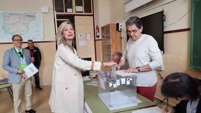 La candidata de Vox a la Alcaldía de Valladolid, Irene Carvajal, vota en el IES Zorrilla de Valladolid, este domingo.