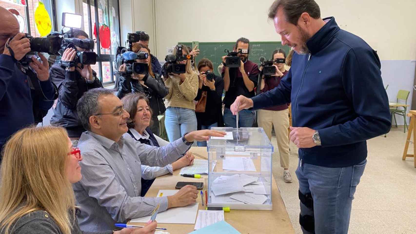 El alcalde de Valladolid y candidato socialista a la reelección, Óscar Puente, votando