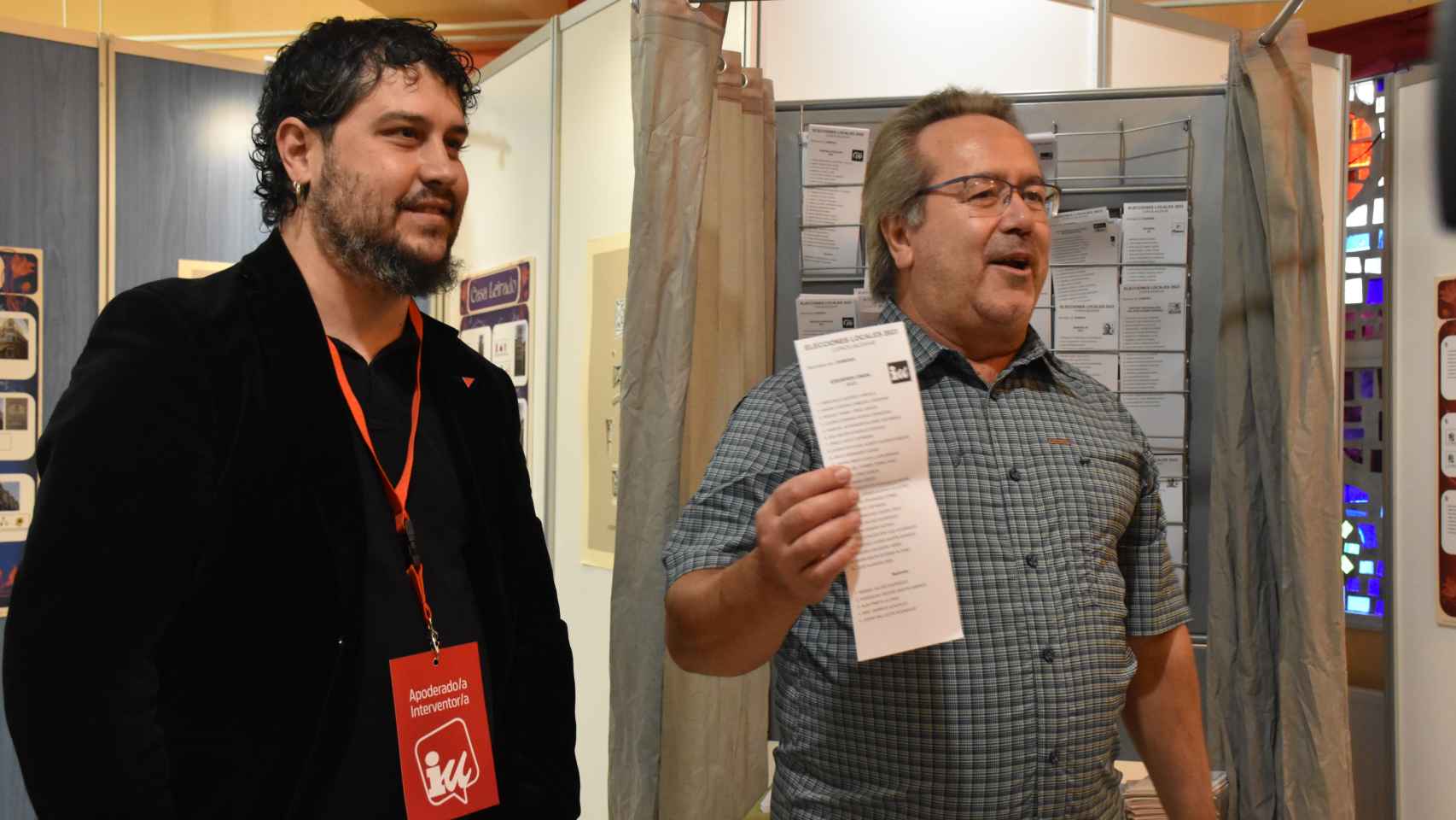 Francisco Guarido muestra la papeleta de votación junto a Diego Bernardo