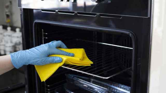 El sencillo y efectivo truco para limpiar el horno en pocos minutos con dos productos que seguro que tienes en casa