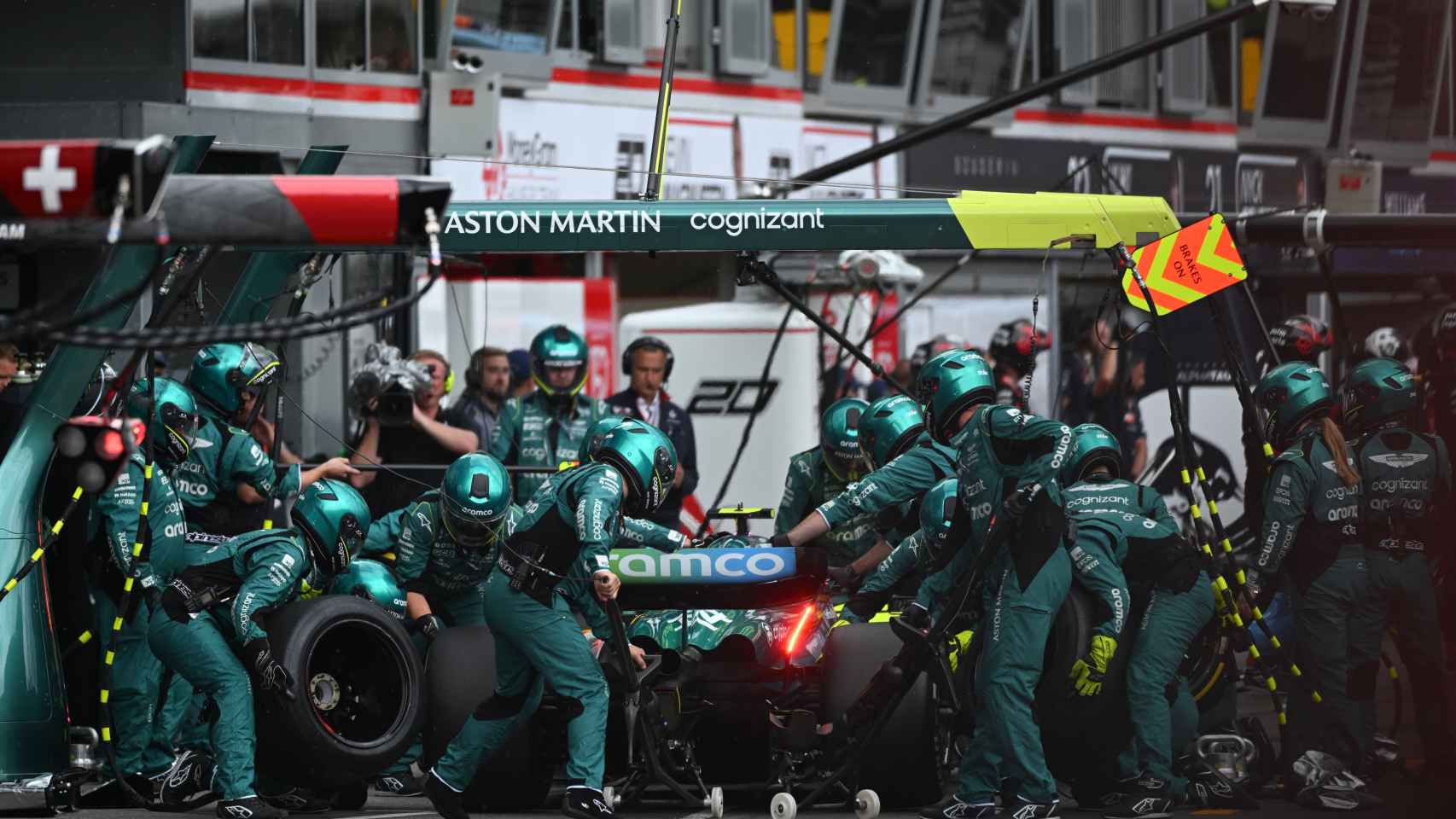 Aston Martin realiza una parada en boxes durante el GP de Mónaco.