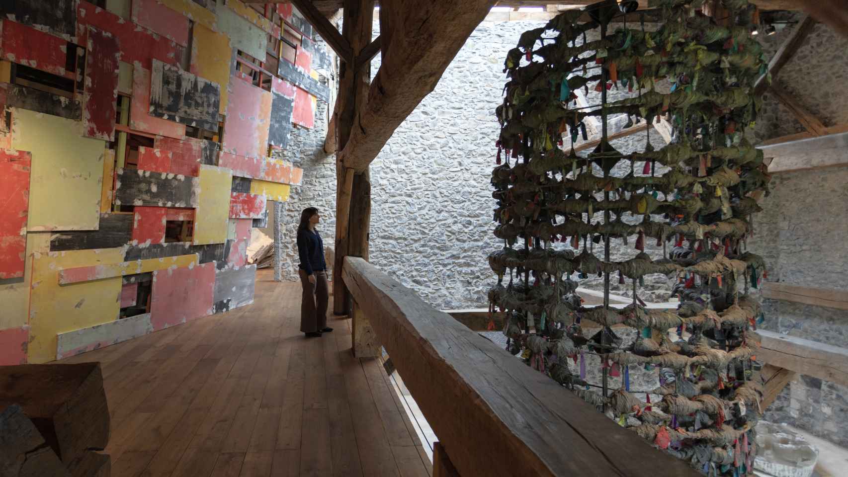 Vista de la exposición de Phyllida Barlow en Chillida Leku con las obras 'doublehang', 2016-2017 (izda.) y 'untitled: tower-holder', 2020