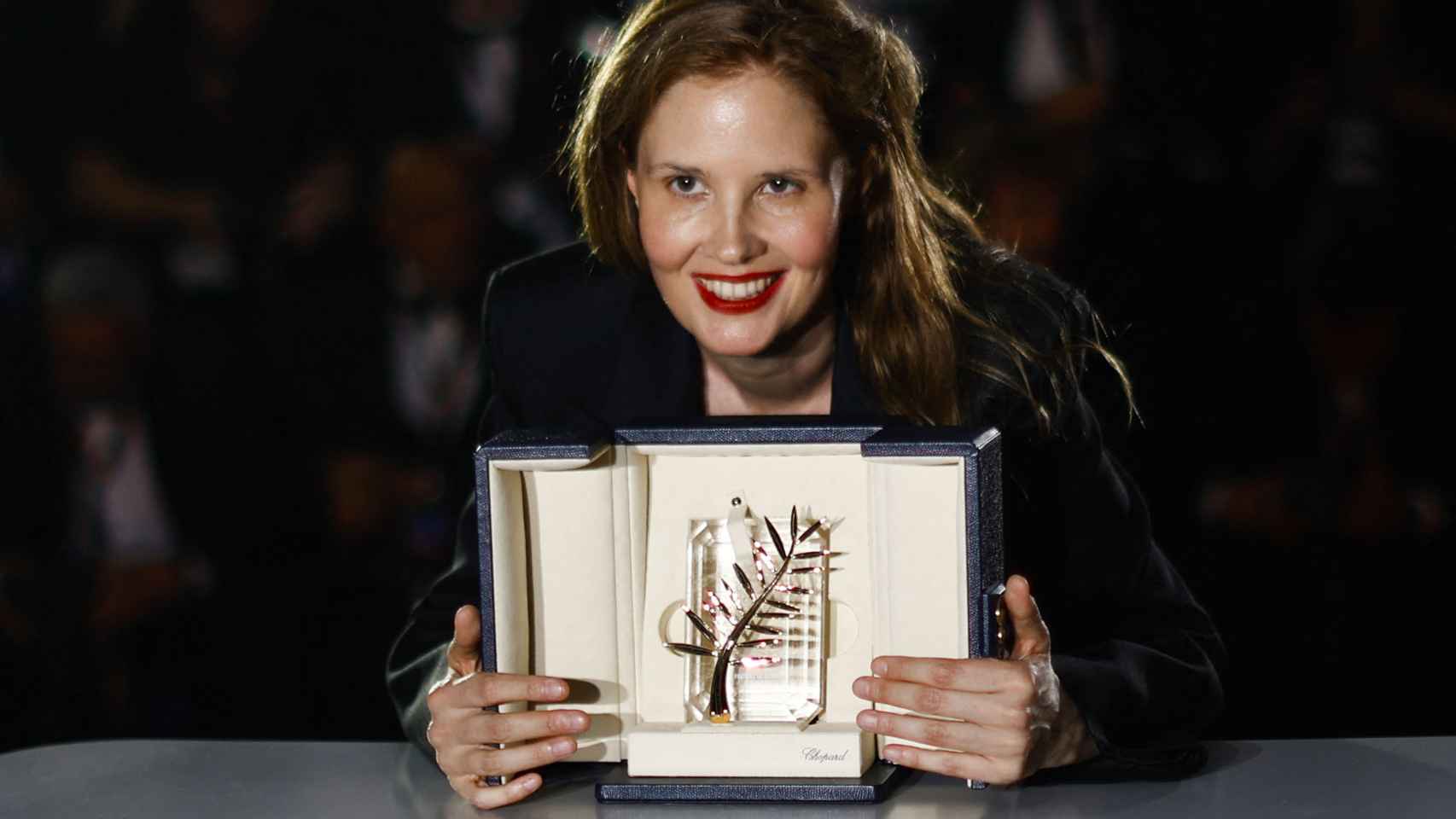 Justine Triet, con su Palma de Oro. Foto: Sarah Meyssonnier (Reuters)