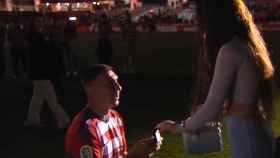 Uzuni, futbolista del Granada, pidiéndole matrimonio a su novia tras lograr el ascenso a Primera
