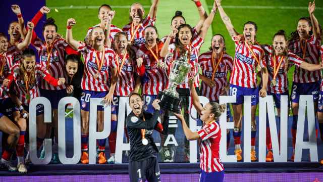Las jugadoras del Atlético de Madrid levantan la Copa de la Reina.