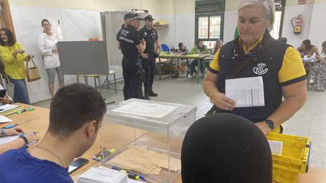 Entrega del voto por correo en las mesas electorales durante las elecciones autonómicas