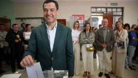 El presidente del PP andaluz y de la Junta, Juanma Moreno, vota en Málaga.