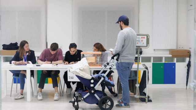 Una persona ejerce su derecho a voto en un colegio electoral en Madrid este 28M.