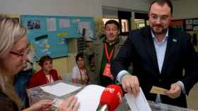El presidente del Principado, Adrián Barbón, ejerciendo este domingo su derecho a voto