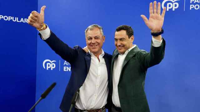 El candidato del PP en Sevilla, José Luis Sanz, con Juanma Moreno, celebra su victoria.