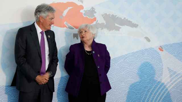 El presidente de la Reserva Federal de Estados Unidos (Fed), Jerome Powell, posa junto a la secretaria del Tesoro estadounidense, Janet Yellen, en la reunión del G7.
