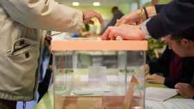 Una persona vota en un colegio electoral, a 28 de mayo de 2023, en Madrid.