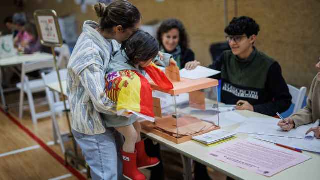Una mujer vota en el Colegio San Agustín, a 28 de mayo de 2023, en Madrid.