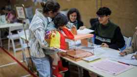 Una mujer vota en el Colegio San Agustín, a 28 de mayo de 2023, en Madrid.