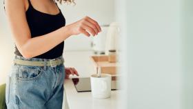 Mujer preparando una infusión. Foto: iStock