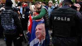 Seguidores de Erdogan le muestran su apoyo en las calles de Estambul.