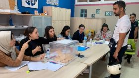 Una imagen de una de las mesas electorales del colegio Juan Caro Romero de Melilla.