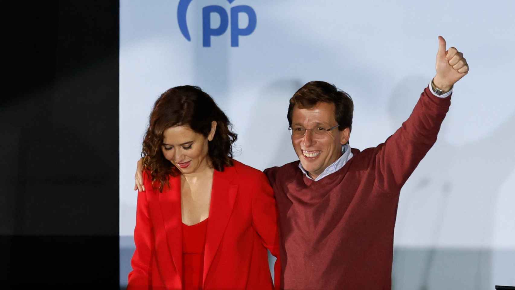 Ayuso y Almeida en el interior de Génova celebrando sus mayorías absolutas.