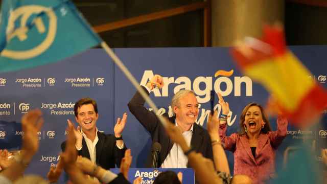 Jorge Azcón y la candidata del Partido Popular a la Alcaldía de Zaragoza, Natalia Chueca, en la sede del PP de Aragón.