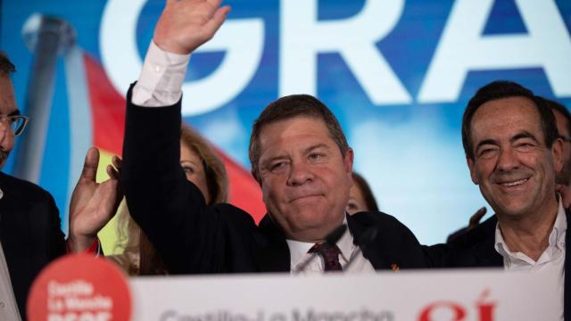 Emiliano García-Page celebrando la victoria electoral.