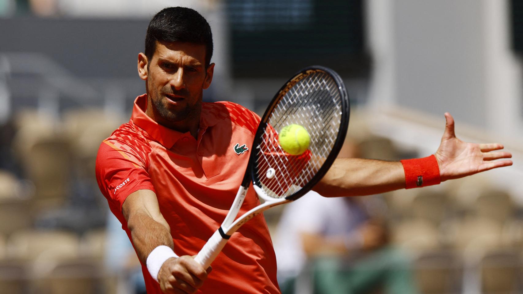 Djokovic se estrena con paso firme en Roland Garros y se lleva una