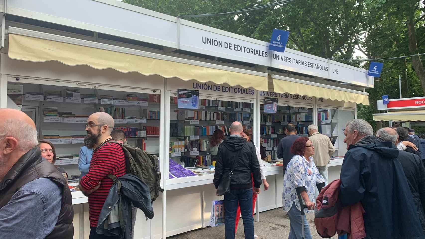 Caseta de la Unión de Editoriales Universitarias Españolas (UNE) en la Feria del Libro de Madrid