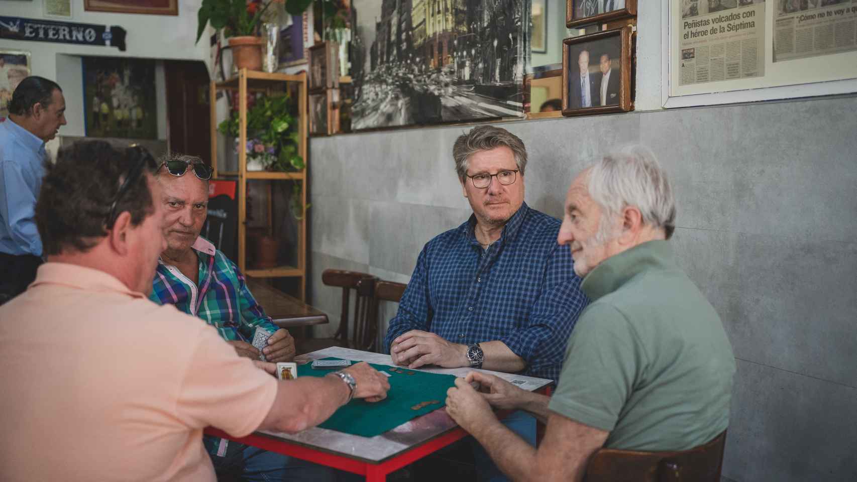 Un grupo jugando a las cartas en el bar Toñín de Entrevías.