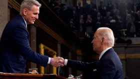 El presidente Joe Biden le da la mano al presidente de la Cámara de Representantes, Kevin McCarthy , de California, después del discurso del Estado de la Unión ante una sesión conjunta del Congreso en el Capitolio, el martes 7 de febrero de 2023.
