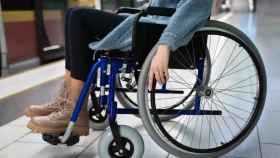 Imagen de archivo de una mujer en silla de ruedas.