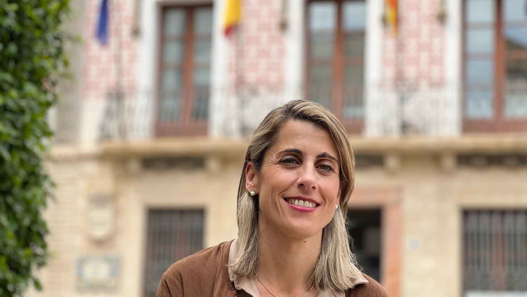 Lourdes Aznar, este lunes en las puertas del Ayuntamiento de Crevillent.