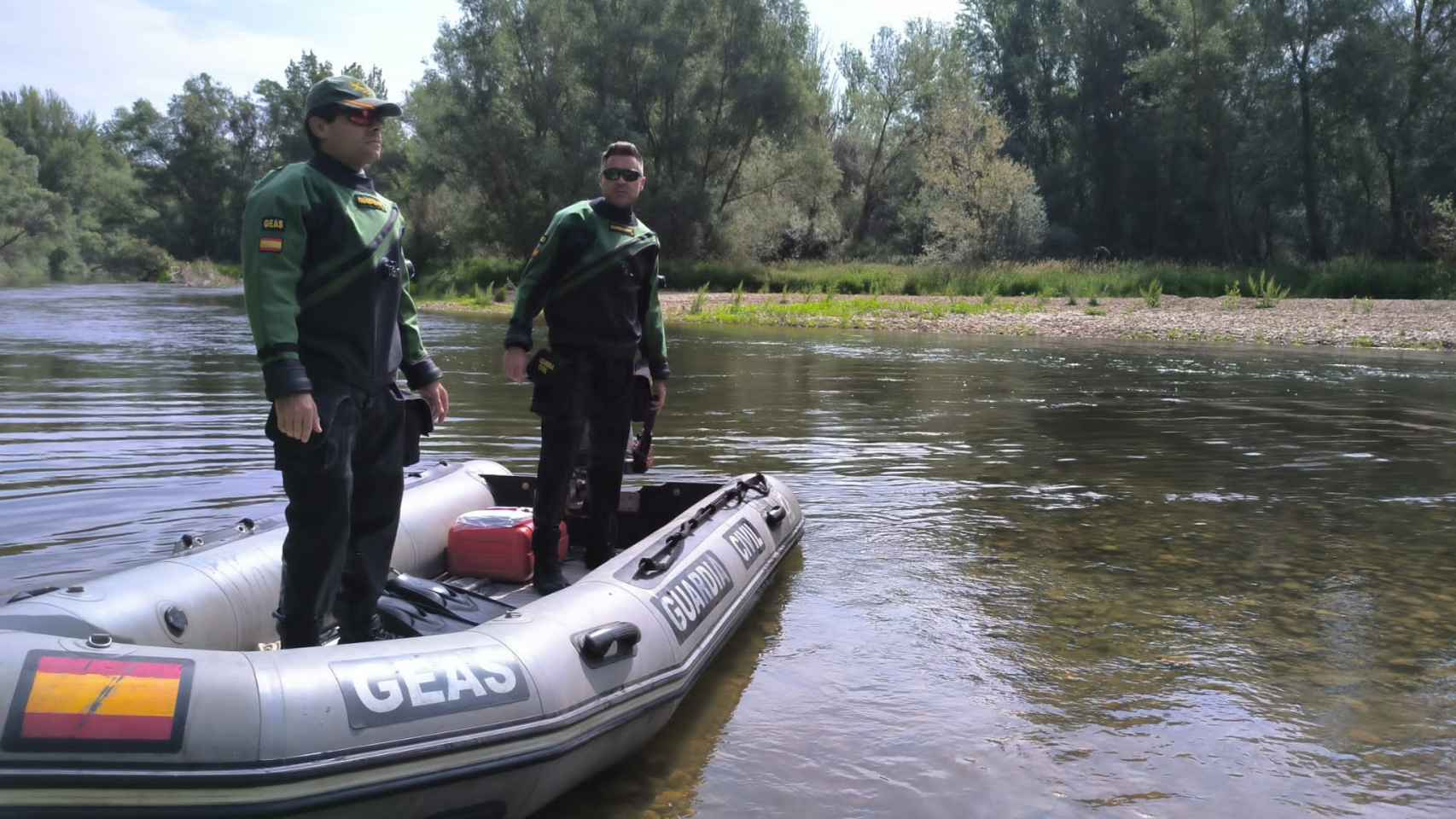 Unidades de Seguridad Ciudadana y del Grupo Especial de Actividades Subacuáticas GEAS de la Guardia Civil durante la búsqueda del hombre desaparecido en el río Esla
