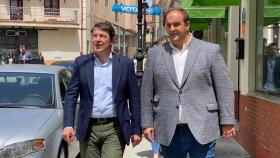 El presidente del PP de Castilla y León, Alfonso Fernández Mañueco, acompaña a Roberto Martín, alcalde de Guijuelo