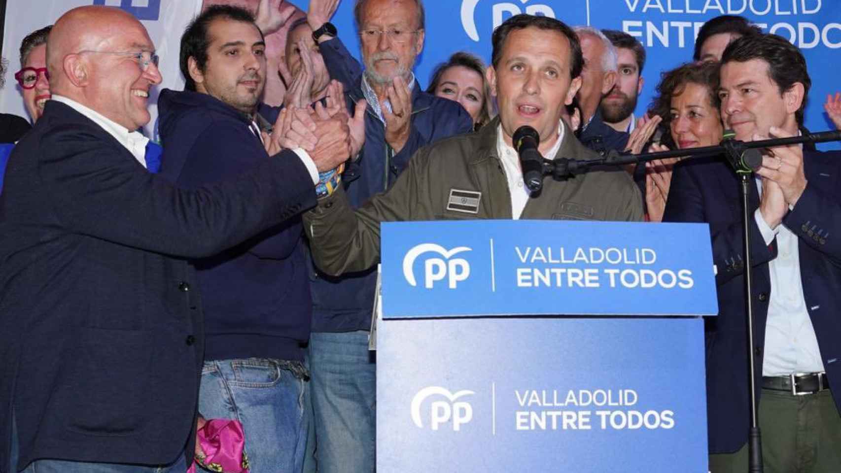 Conrado Íscar durante la noche electoral, junto a Jesús Julio Carnero.