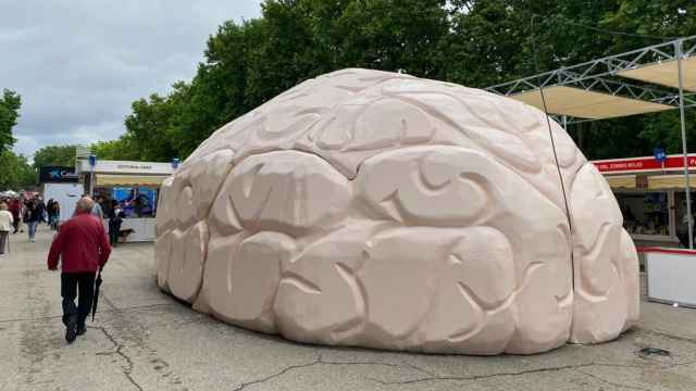 Caseta con forma de cerebro que alberga una exposición inmersiva del CSIC. Foto: María Cantó