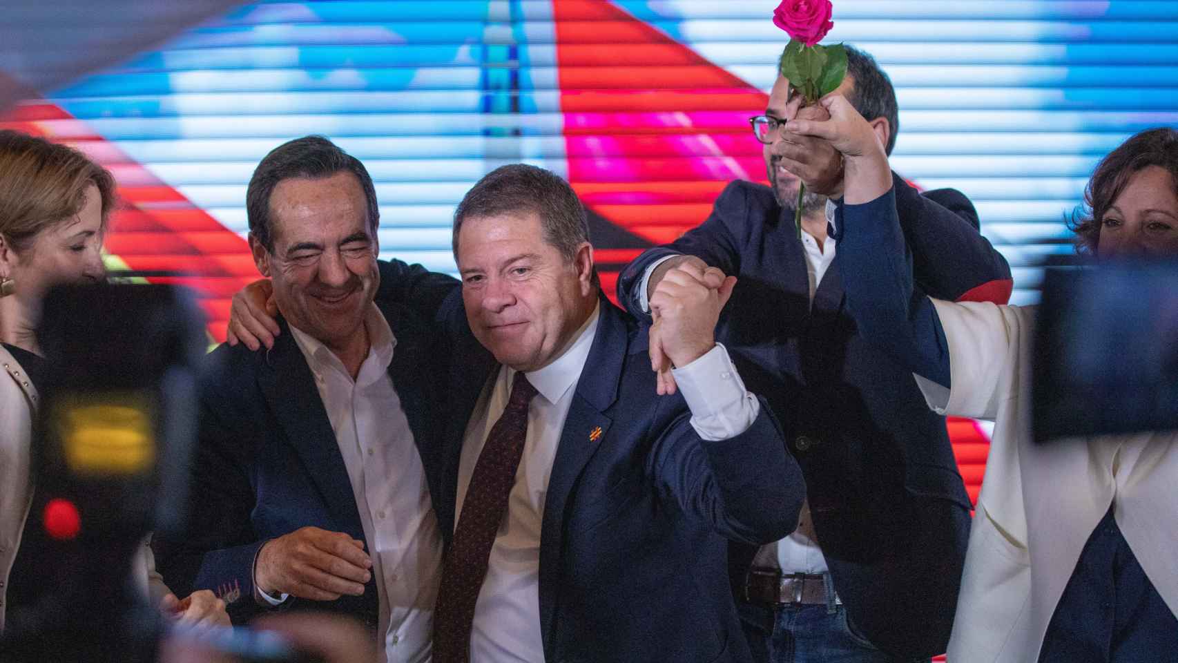 Las fotos de la fiesta del PSOE tras la heroica victoria de García-Page