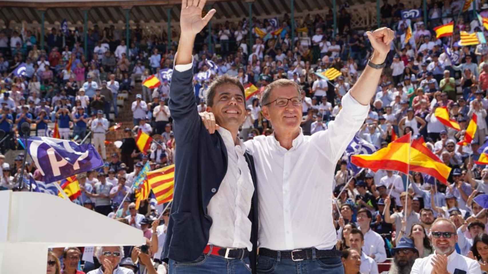 Carlos Mazón y Alberto Núñez Feijóo,  hace una semana en el mitin del PP en la Plaza de Toros de Valencia. EE