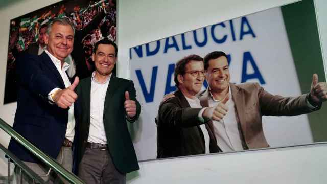 El candidato del PP en Sevilla, José Luis Sanz, junto a Juanma Moreno, bajando tras comprobar los resultados.