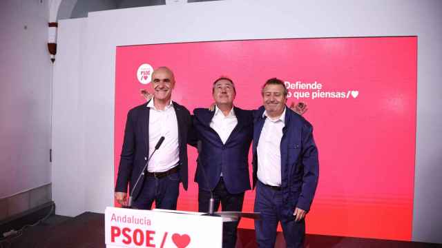 El candidato del PSOE y alcalde de Sevilla, Antonio Muñoz, junto al secretario general del PSOE, Juan Espadas, y el de Sevilla, Javier Fernández.
