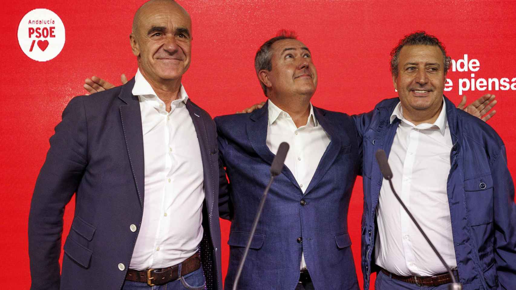 Antonio Muñoz, Juan Espadas y Javier Fernández, este domingo en la sede del PSOE en Sevilla.