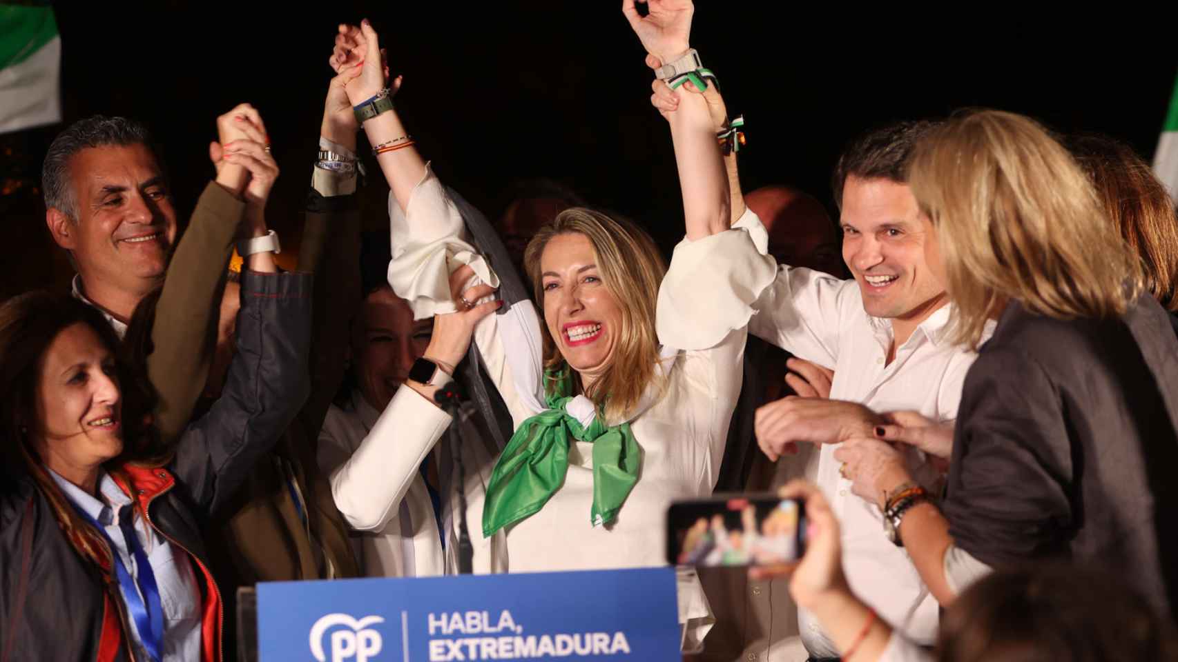 María Guardiola, candidata del PP a la Presidencia de la Junta de Extremadura, festeja su victoria.
