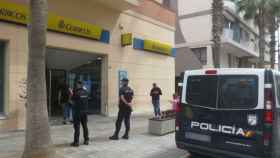 Policías nacionales a las puertas de una oficina de Correos en Melilla./
