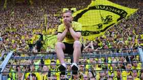 Un seguidor del  Borussia Dortmund se lamenta tras el partido que el equipo jugó contra el  FSV Mainz 05.