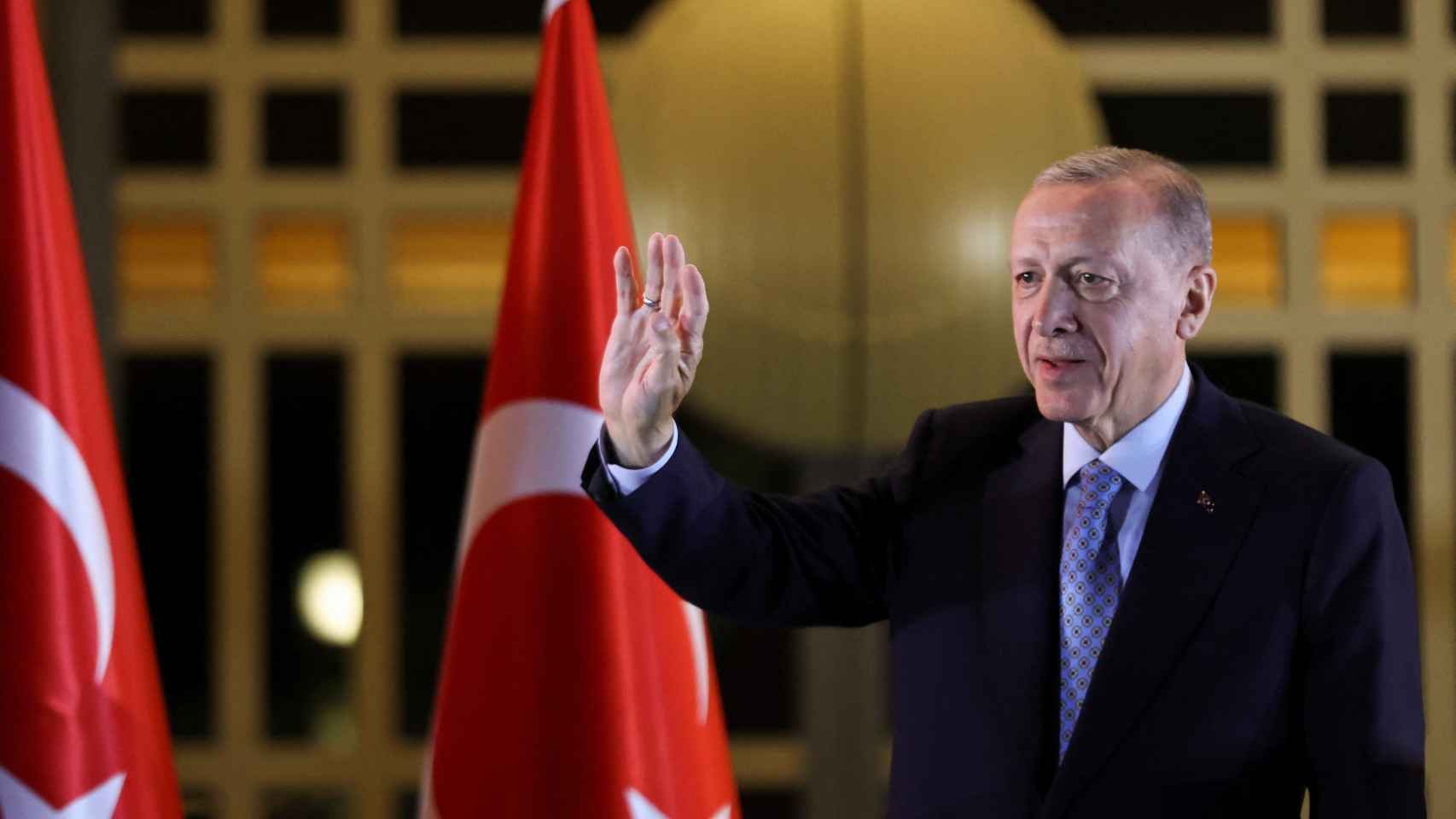 El presidente turco Tayyip Erdogan saluda a sus seguidores tras la victoria en la segunda vuelta de las elecciones presidenciales.