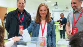 Sara Hernández, la alcaldesa de Getafe (PSOE) deposita su voto en la urna.