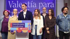 Los candidatos de Podemos a la alcaldía de Madrid, Roberto Sotomayor y a la comunidad madrileña, Alejandra Jacinto, durante su comparecencia tras conocerse los resultados de su formación en las elecciones de hoy.