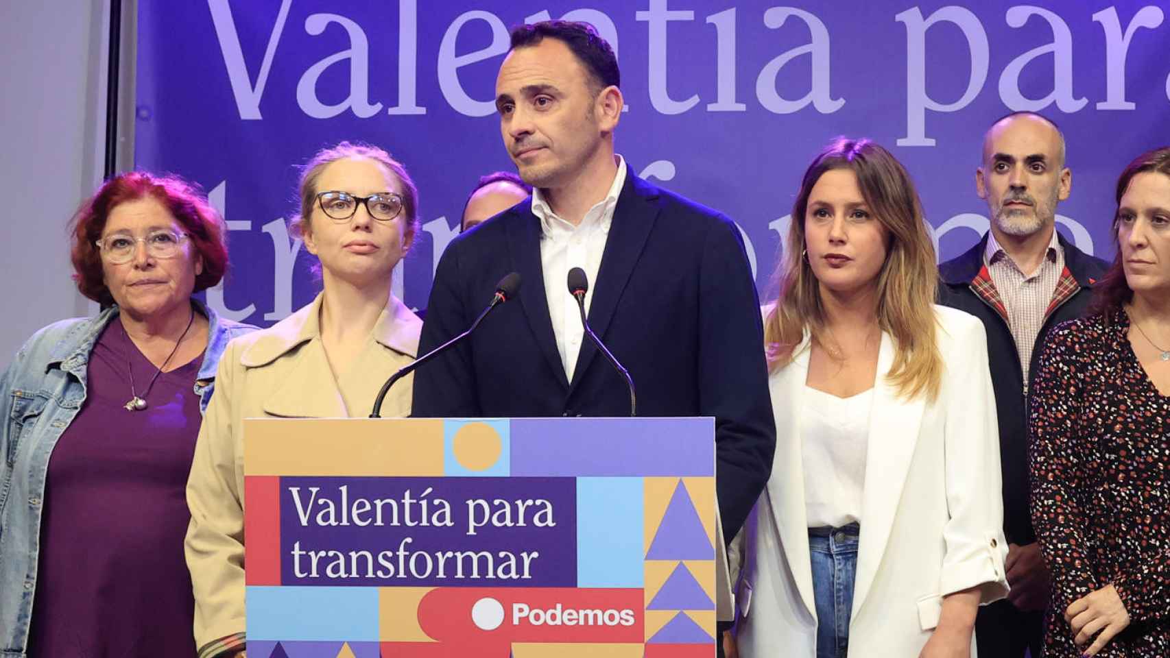 Los candidatos de Podemos a la alcaldía de Madrid, Roberto Sotomayor y a la comunidad madrileña, Alejandra Jacinto, durante su comparecencia tras conocerse los resultados de su formación en las elecciones de hoy.