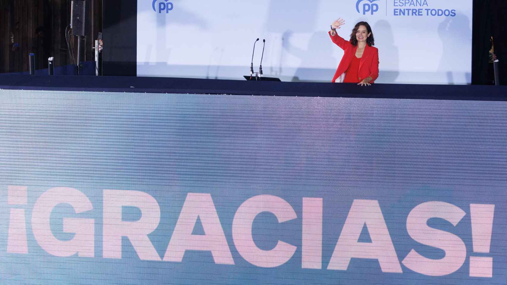 La presidenta de la Comunidad de Madrid y candidata a la reelección, Isabel Díaz Ayuso, celebra la victoria del partido en la sede nacional del PP